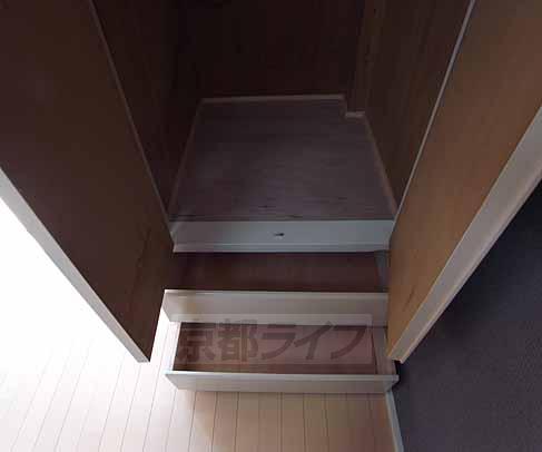 収納　引き出しは２段あります。