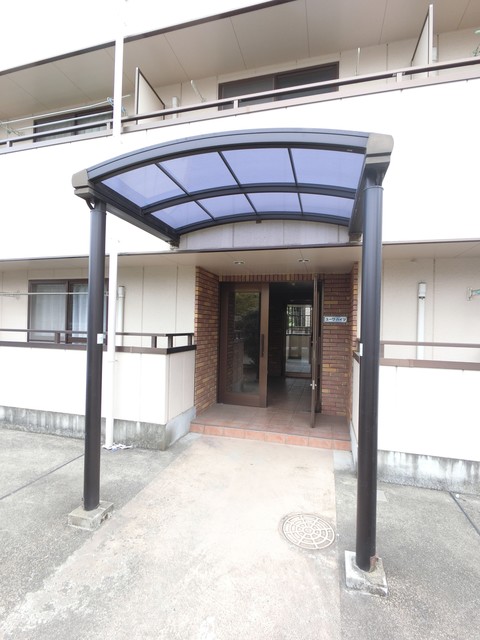 エントランス　屋根付きで雨の日も安心ですね♪