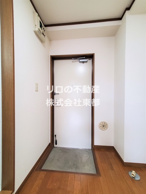 玄関　※写真は反転タイプの室内。仕様・設備は現況優先です※