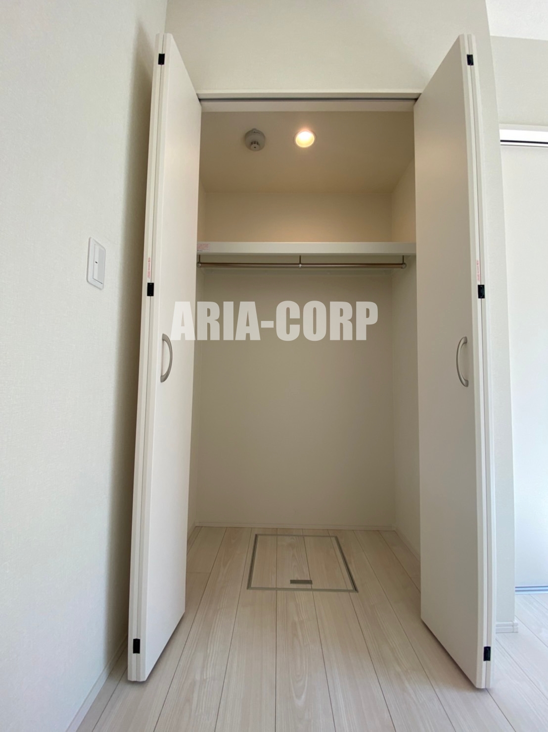 収納　大容量クローゼット。上部には便利な棚がございます！
