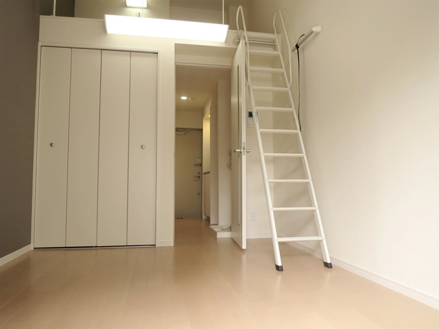 その他部屋・スペース　窓側から見た居室です。