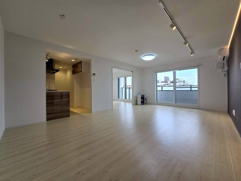 居室・リビング　木目のフローリングは落ち着きのある印象のお部屋になりますね。