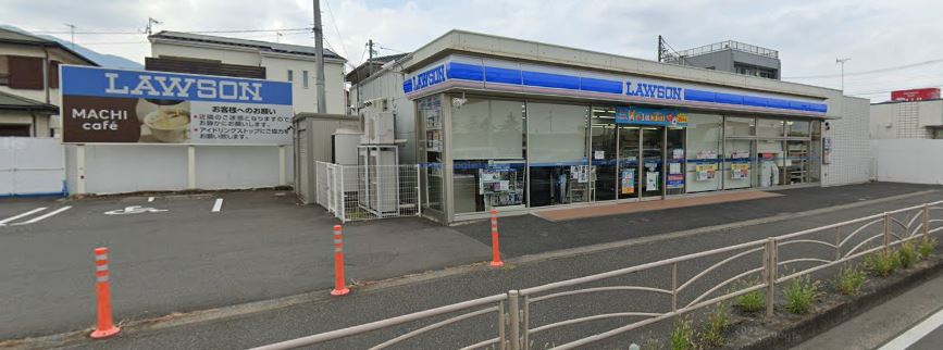 コンビニ　ローソン伊勢原白根店（コンビニ）まで745m