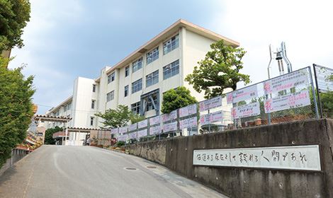 中学校　市立長丘中学校（中学校）まで1700m