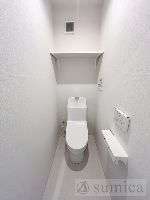 トイレ　人気アイテムの温水洗浄便座。清潔感のあるトイレです。