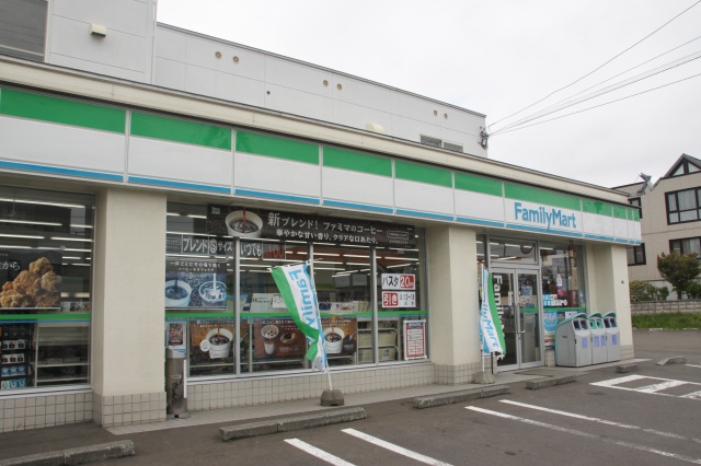 コンビニ　ファミリーマート札幌月寒東5条11丁目店（コンビニ）まで256m