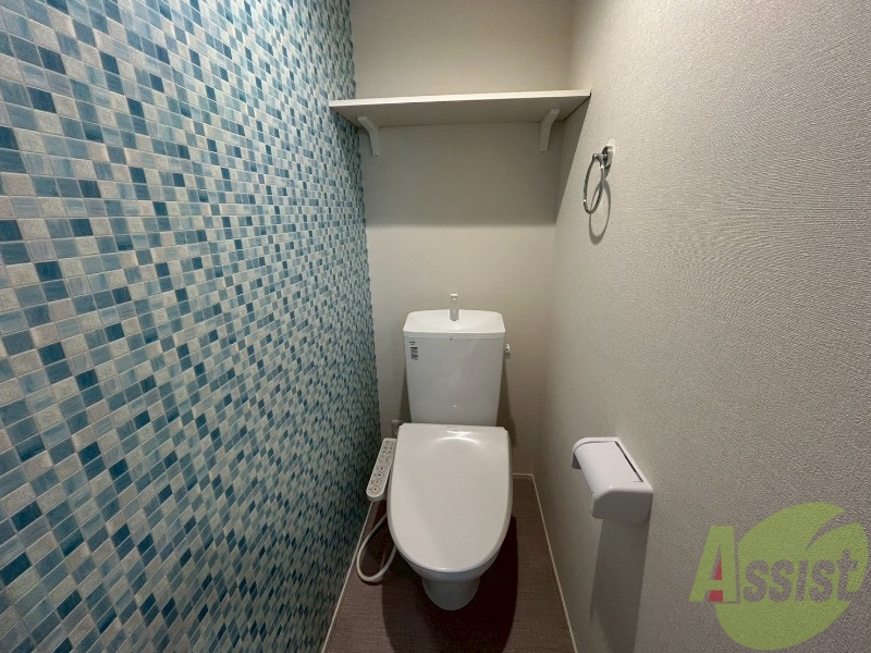 トイレ　トイレには棚が付いており、利便性が良さそうですね。