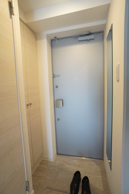 玄関　同物件別部屋写真です