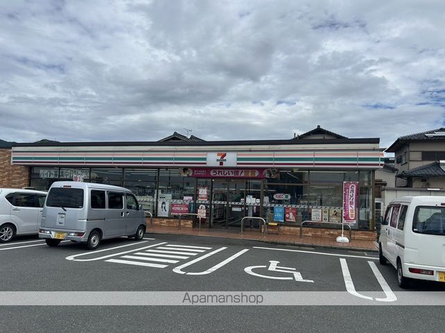 コンビニ　セブンイレブン（コンビニ）まで671m