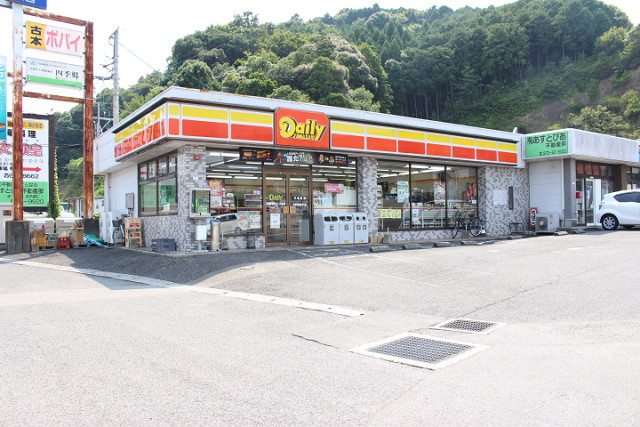 コンビニ　ニューヤマザキデイリ－ストア臼杵駅前店（コンビニ）まで70m