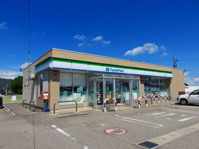 コンビニ　ファミリーマート（コンビニ）まで400m