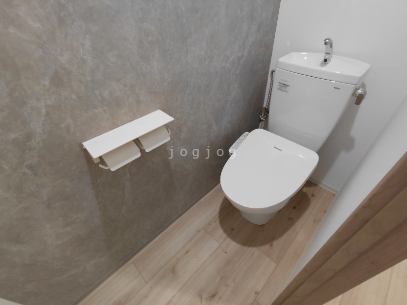 トイレ　嬉しい温水洗浄便座付きのトイレです。