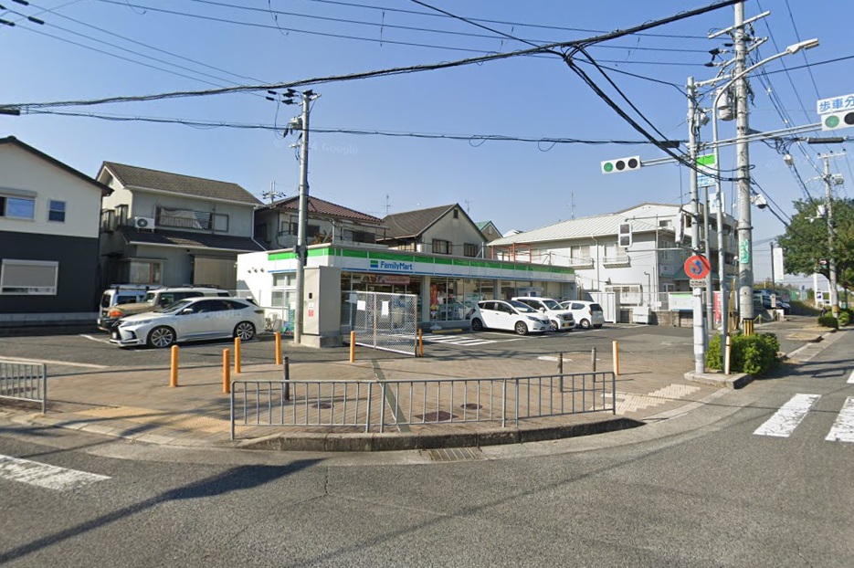 コンビニ　ファミリーマート富田林津々山台店（コンビニ）まで271m