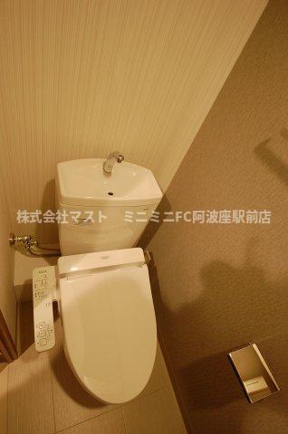 地下鉄中央線 阿波座駅 徒歩4分 15階建 築10年のトイレ写真