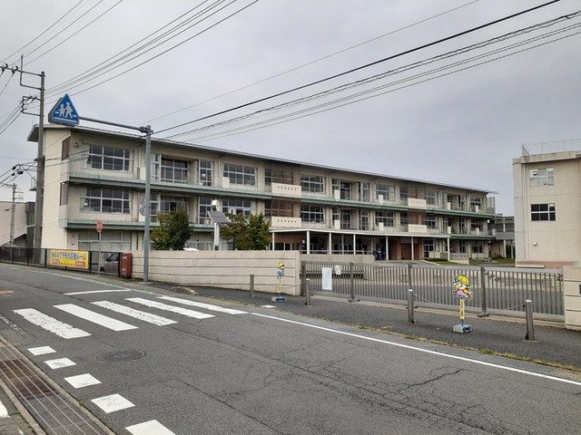 小学校　吉岡町立駒寄小学校（小学校）まで750m