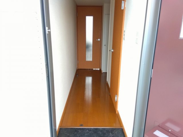 レオパレスアリナンの玄関写真