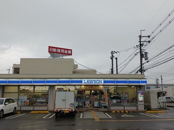 コンビニ　ローソン加東上滝野店（コンビニ）まで1000m