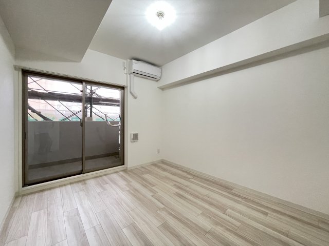 ワールドアイ難波南PORTAの居間写真