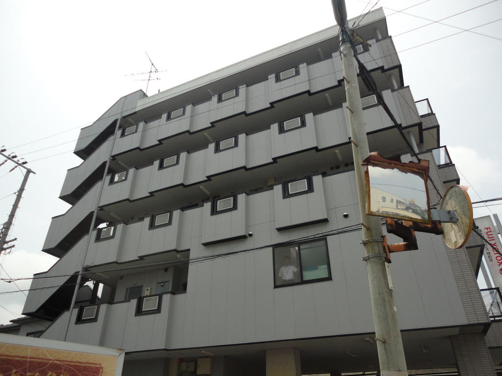 泉佐野市日根野のマンションの建物外観