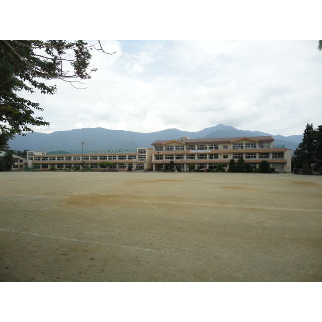小学校　富士河口湖町立　小立小学校（小学校）まで887m