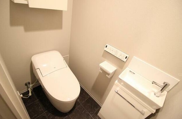 トイレ　タンクストイレでウォシュレット付