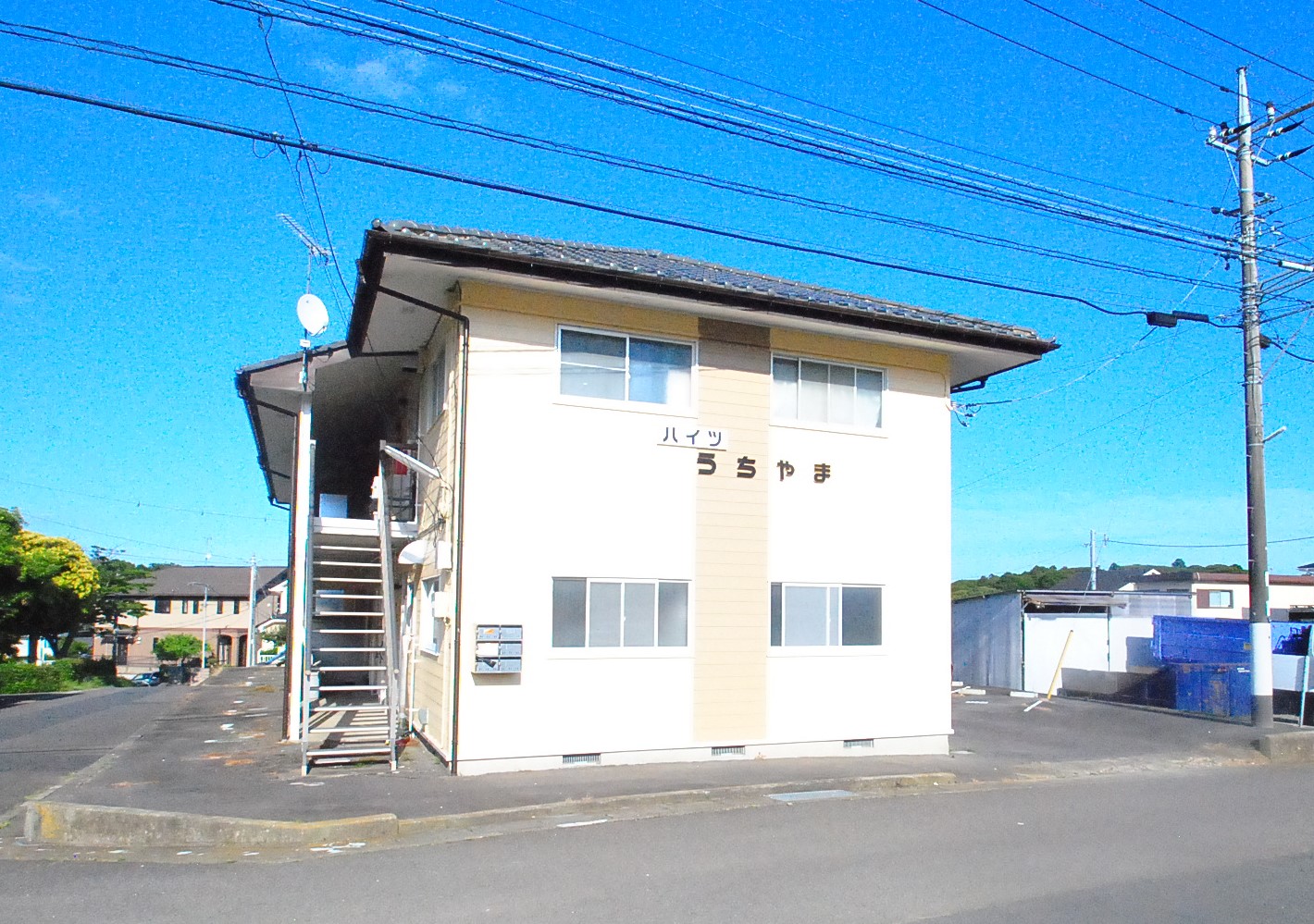 【ハイツ内山の建物外観】