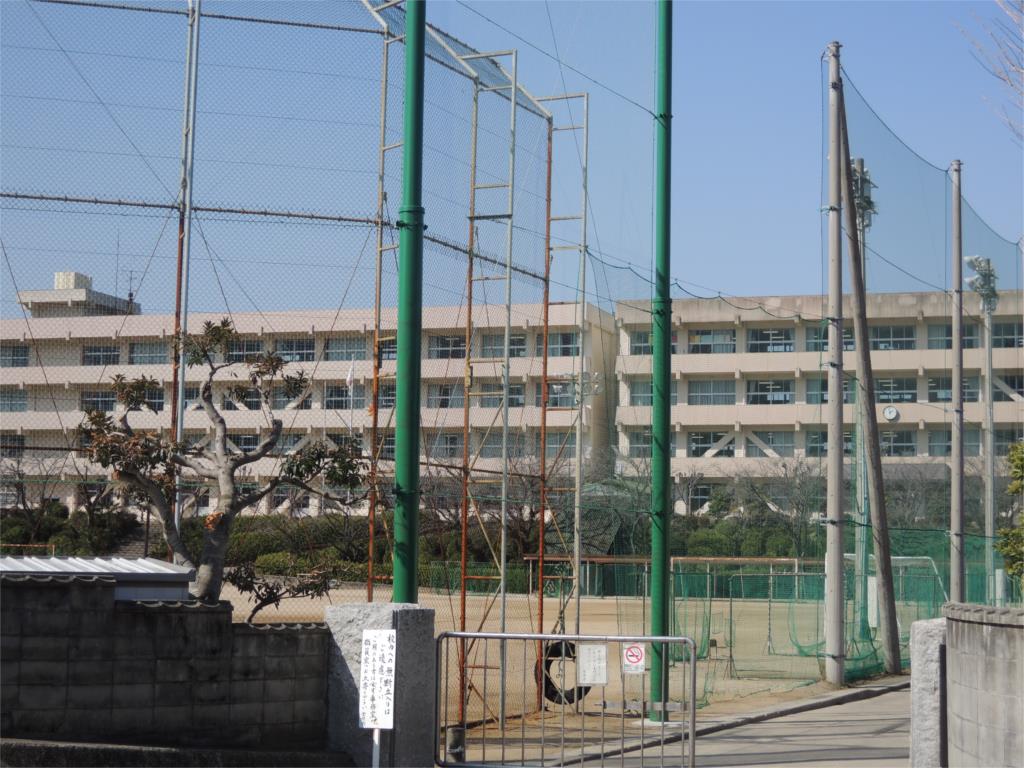 中学校　新居浜市立中萩中学校（中学校）まで26m