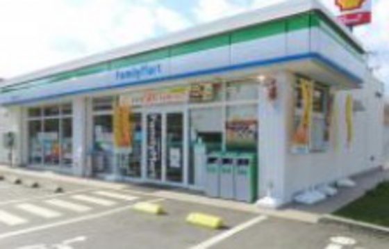 コンビニ　ファミリーマート（コンビニ）まで112m