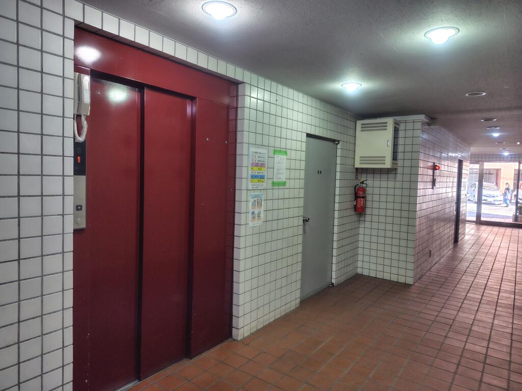 ロビー　エレベーターあり