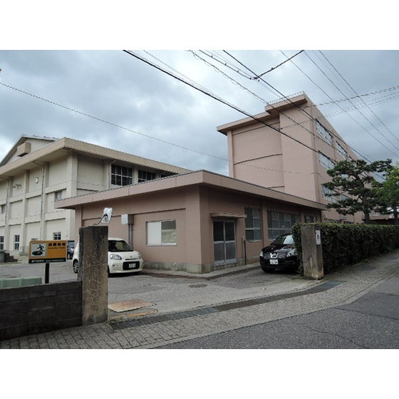 小学校　金沢市立兼六小学校（小学校）まで509m