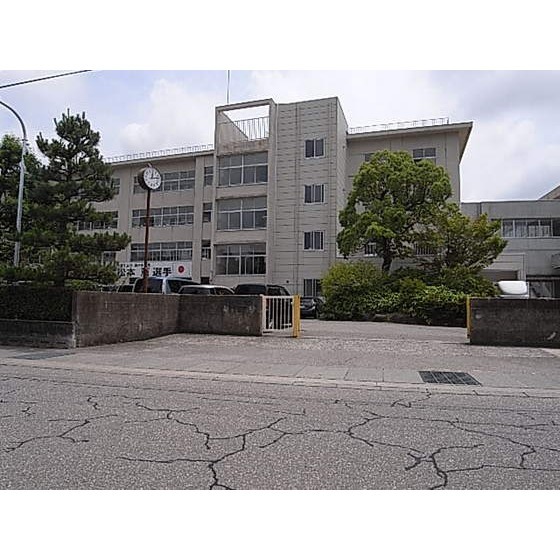 中学校　金沢市立兼六中学校（中学校）まで1248m