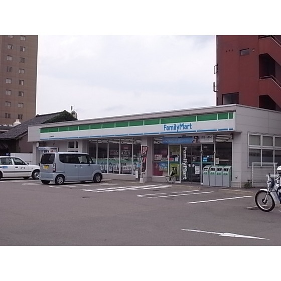 コンビニ　ファミリーマート金沢橋場町店（コンビニ）まで877m