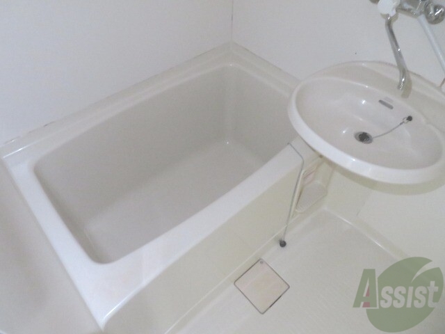 バス・シャワールーム　バスルームは狭すぎず、シャワーも浴びやすそうです。