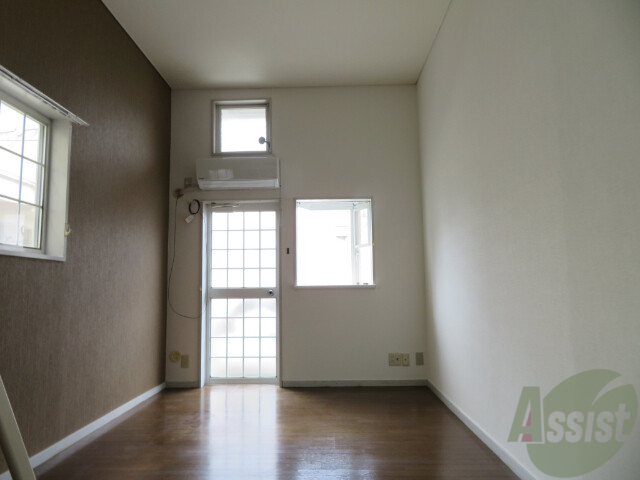 居室・リビング　こちらはリビングです。明るくていいですね。