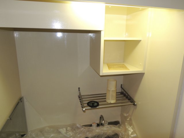 キッチン　キッチンの上段には日用品収納スペースがあるので常に綺麗にでき