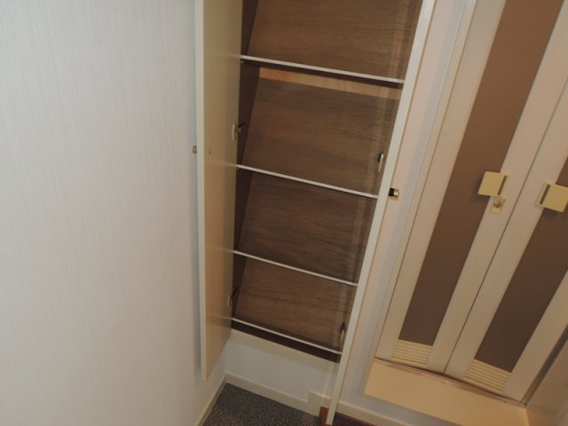 収納　大きめのシューズボックスがついているので、靴が沢山ある方はた