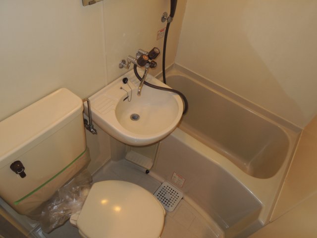 バス・シャワールーム　ちょうどよい大きさのバスルームです