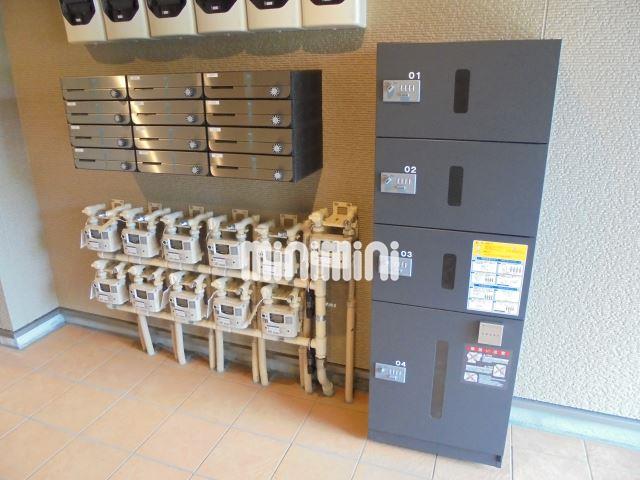 エントランス　宅配ボックス、、、Ａｍａｚｏｎなど宅配時に助かります。。。