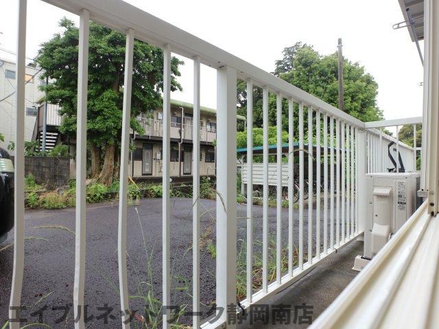 バルコニー　暖かな日差しのふりそそぐバルコニー