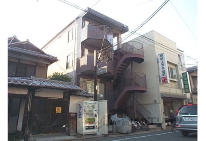 京都市伏見区深草北新町のマンションの建物外観