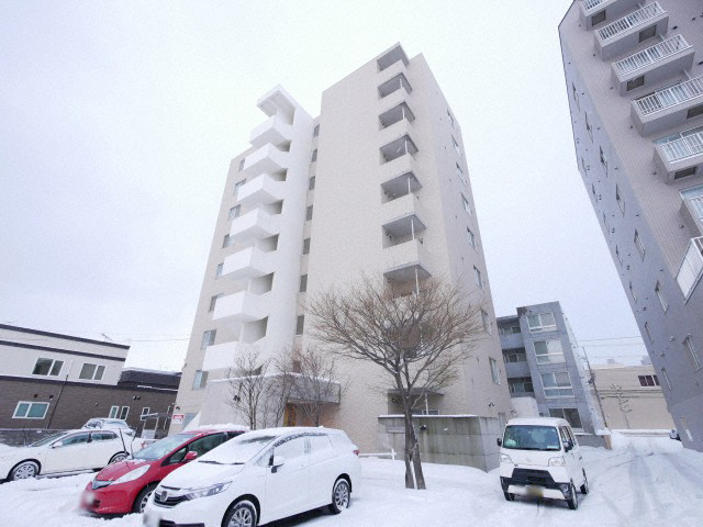 札幌市中央区北十三条西のマンションの建物外観