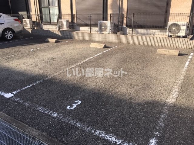 【和歌山市東長町のアパートの駐車場】