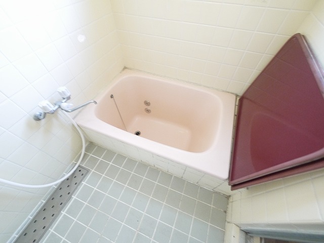 バス・シャワールーム　落ち着いた空間のお風呂です