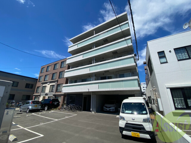 【札幌市北区北二十二条西のマンションの建物外観】