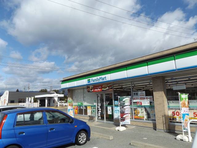 コンビニ　ファミリーマート（コンビニ）まで325m