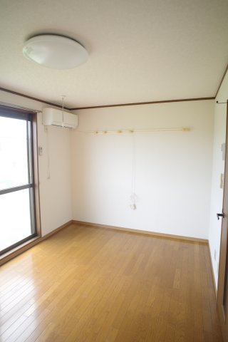 その他部屋・スペース　あそこは寝る所で、こっちに机持って来て・・・