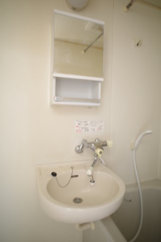 洗面設備　洗面台はオフロと一緒。