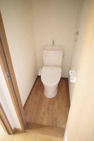 トイレ　ウォシュレット付きのお手洗い。