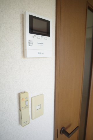 セキュリティ　TVモニターフォンで来客のチェック。