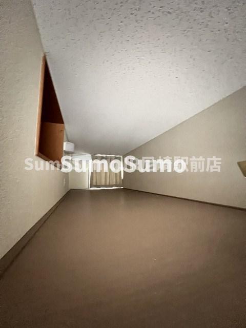 その他部屋・スペース　落ち着いた色調の寝室です